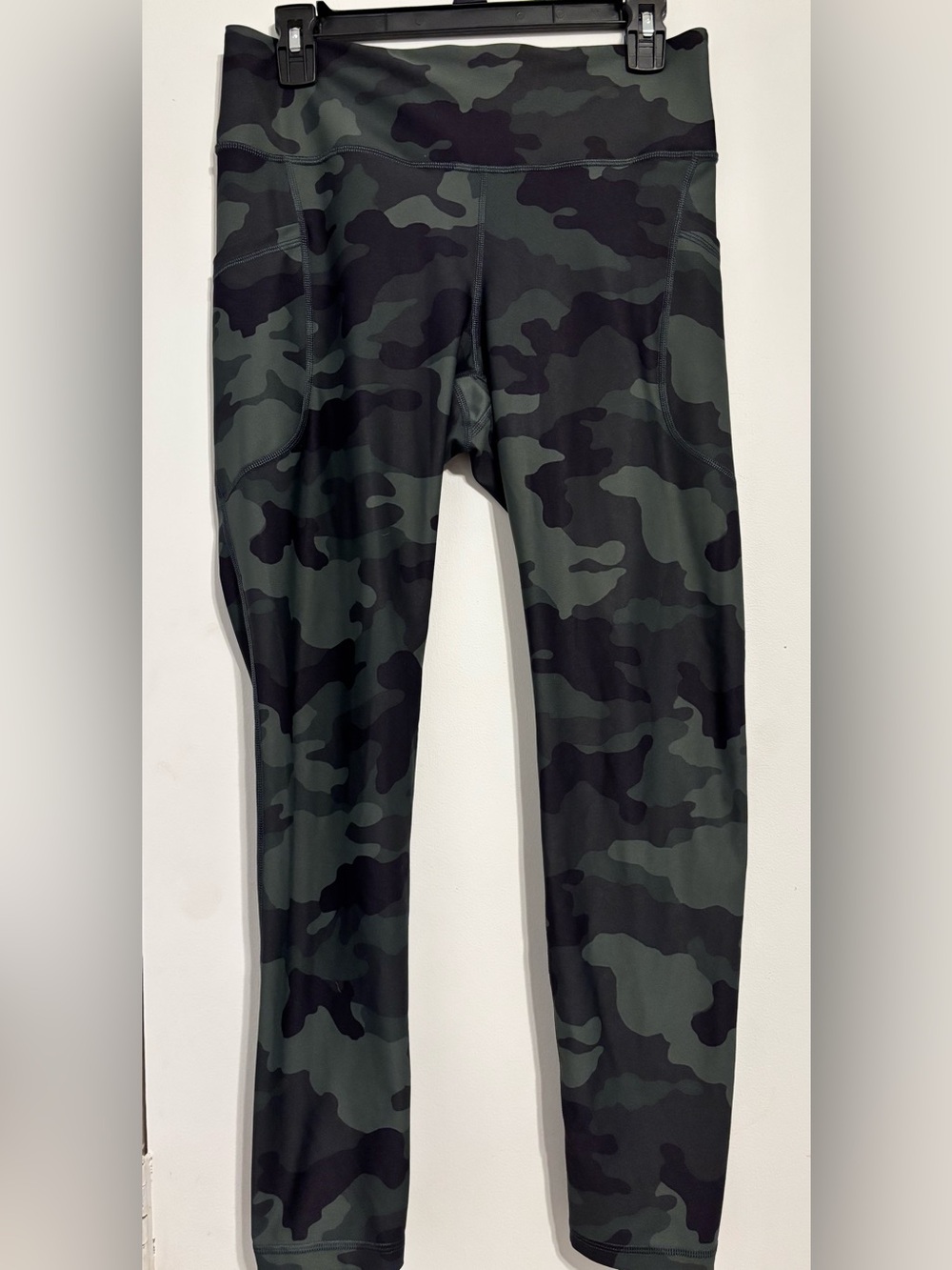 Old Navy Women's Green & Black Camo Leggings